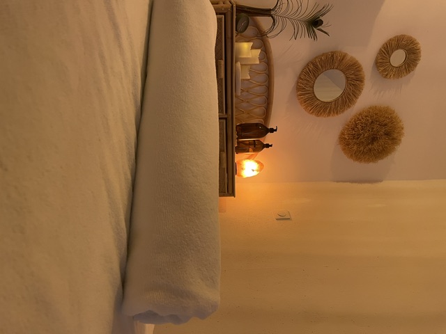 Linge de soin et décoration en rotin dans la salle de massage