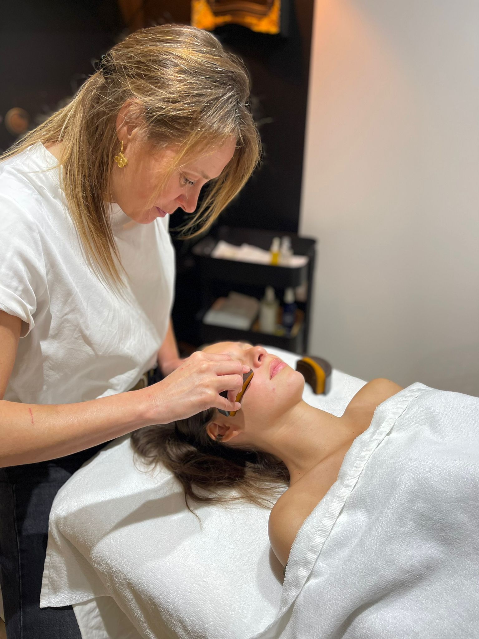 Ludivine réalise un soin du visage avec les brosses The Lymphatic Brush