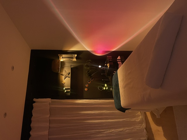 La salle de massage de L’Atelier du Drainage, éclairée d’une lumière ambrée
